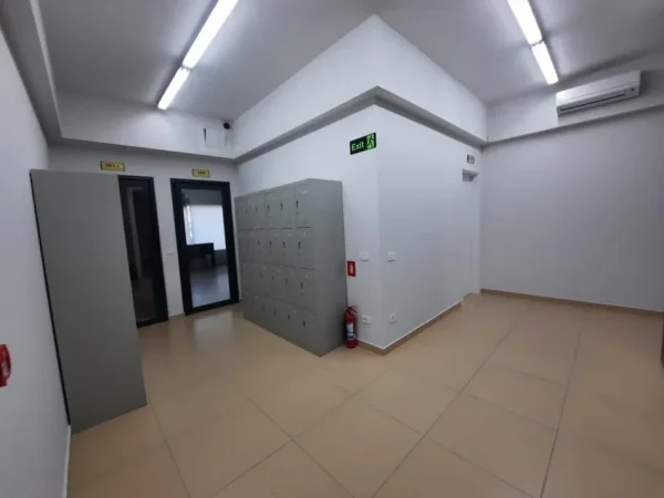 Tirane, shitet ambjent biznesi Kati 2, 450 m² 750.000 € (Rr. E Dibres te shkolla e bashkuar)