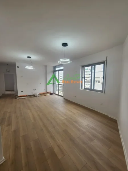 Tirane, shitet apartament 2+1+Ballkon Kati 7, 90 m², Komuna e Parisit  225.000 €
