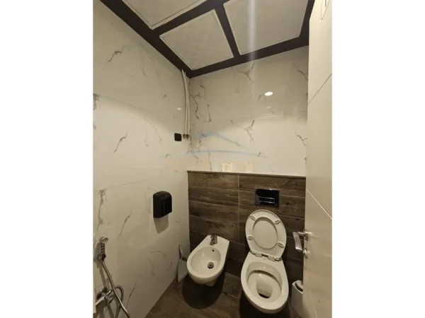 Durres, jepet me qera bar-kafe Kati 0, 84 m² 500 € (Rrota e Kuqe)