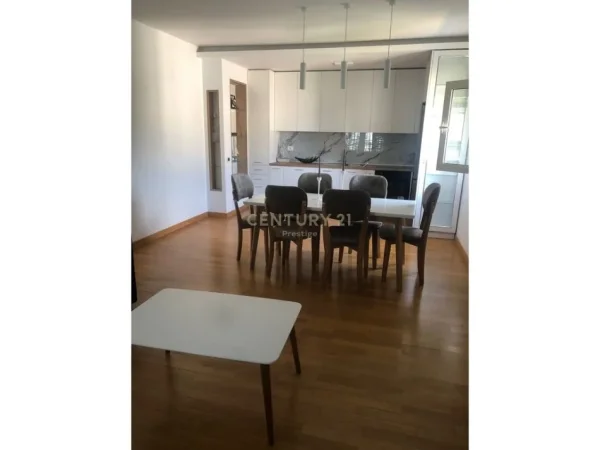 Tirane, jepet me qera apartament 1+1+Aneks+Ballkon , 470 € (Pallatet Grand)