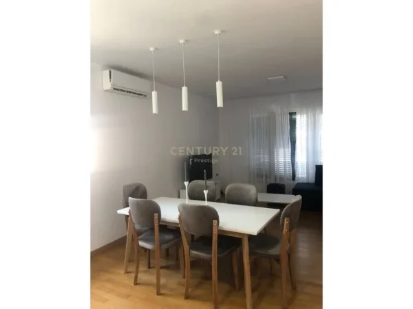 Tirane, jepet me qera apartament 1+1+Aneks+Ballkon , 470 € (Pallatet Grand)