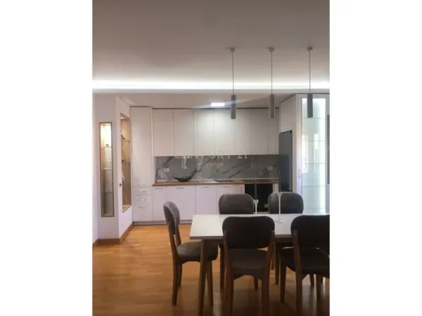 Tirane, jepet me qera apartament 1+1+Aneks+Ballkon , 470 € (Pallatet Grand)