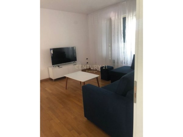 Tirane, jepet me qera apartament 1+1+Aneks+Ballkon , 470 € (Pallatet Grand)