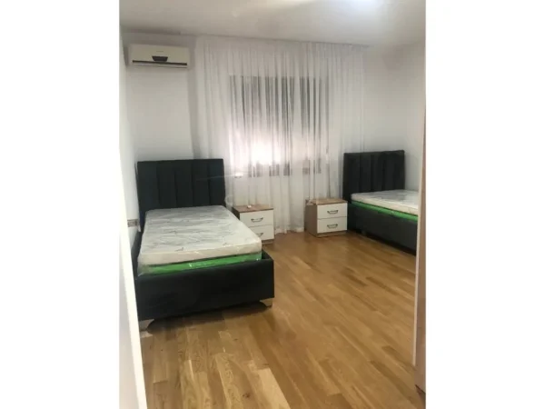 Tirane, jepet me qera apartament 1+1+Aneks+Ballkon , 470 € (Pallatet Grand)