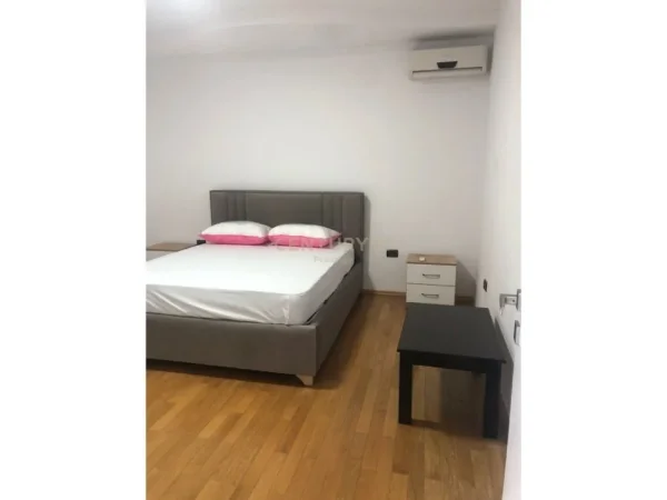 Tirane, jepet me qera apartament 1+1+Aneks+Ballkon , 470 € (Pallatet Grand)