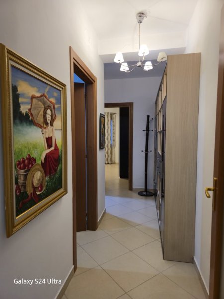 Tirane, jepet me qera apartament 2+1+Ballkon , 100 m² (Ish Parku i Autobusave)