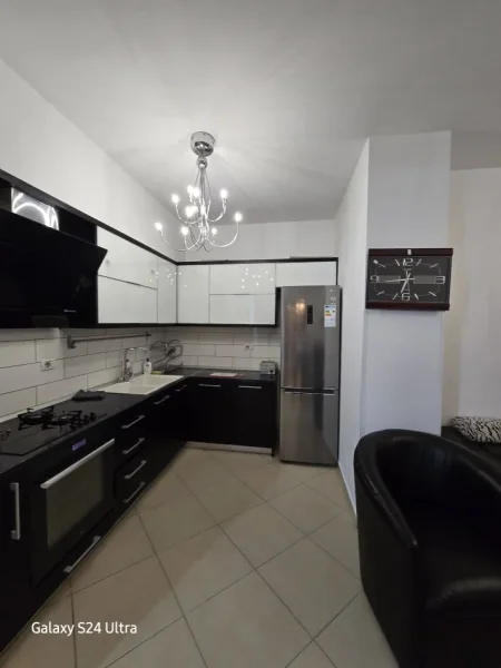 Tirane, jepet me qera apartament 2+1+Ballkon , 100 m² (Ish Parku i Autobusave)
