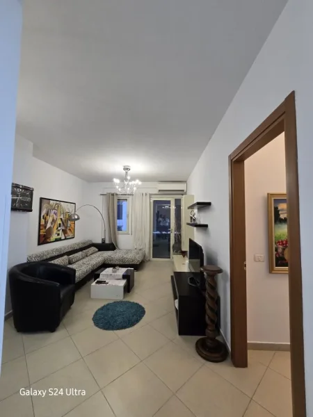 Tirane, jepet me qera apartament 2+1+Ballkon , 100 m² (Ish Parku i Autobusave)
