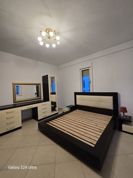 Tirane, jepet me qera apartament 2+1+Ballkon , 100 m² (Ish Parku i Autobusave)