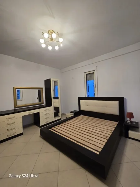 Tirane, jepet me qera apartament 2+1+Ballkon , 100 m² (Ish Parku i Autobusave)