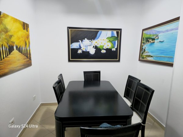 Tirane, jepet me qera apartament 2+1+Ballkon , 100 m² (Ish Parku i Autobusave)