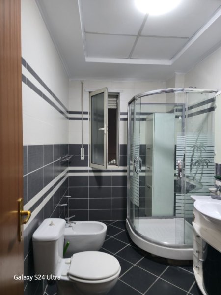 Tirane, jepet me qera apartament 2+1+Ballkon , 100 m² (Ish Parku i Autobusave)