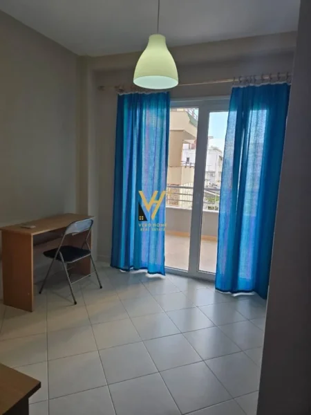 Tirane, jepet me qera apartament 2+1+Ballkon Kati 1, 100 m² 600 € (KOPSHTI BOTANIK)