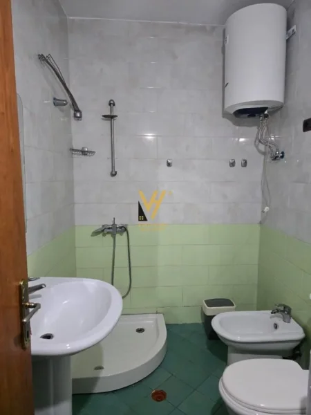 Tirane, jepet me qera apartament 2+1+Ballkon Kati 1, 100 m² 600 € (KOPSHTI BOTANIK)