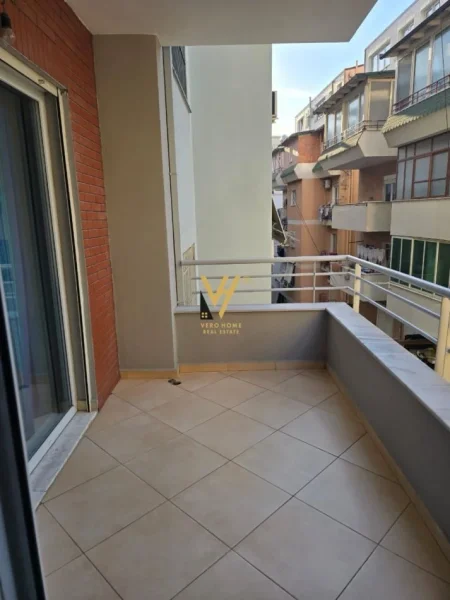 Tirane, jepet me qera apartament 2+1+Ballkon Kati 1, 100 m² 600 € (KOPSHTI BOTANIK)