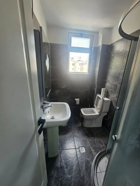 Tirane, jepet me qera 1+1 Kati 4, 500 € (21 Dhjetori)