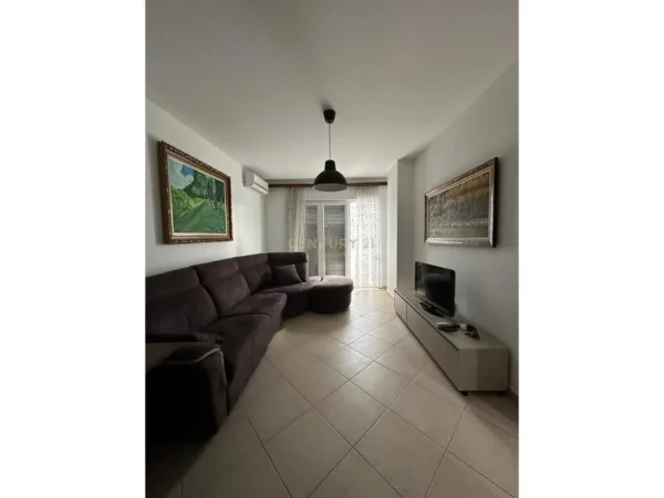 Tirane, jepet me qera apartament 1+1 Kati 7, 550 € 