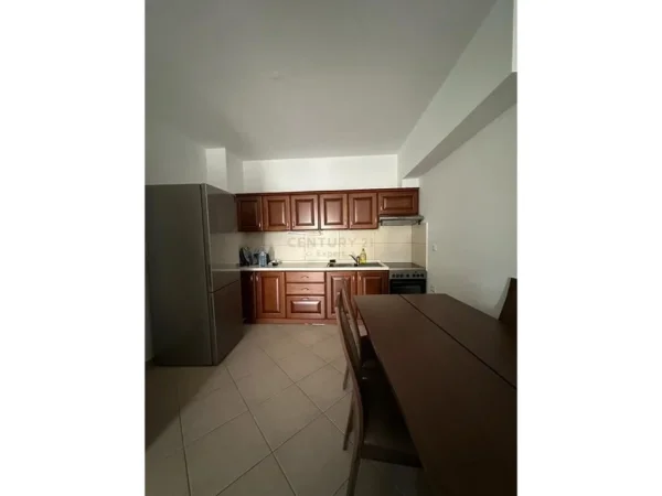Tirane, jepet me qera apartament 1+1 Kati 7, 550 € 