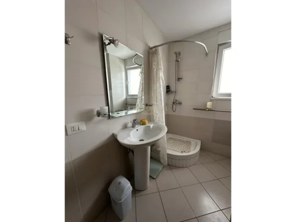 Tirane, jepet me qera apartament 1+1 Kati 7, 550 € 