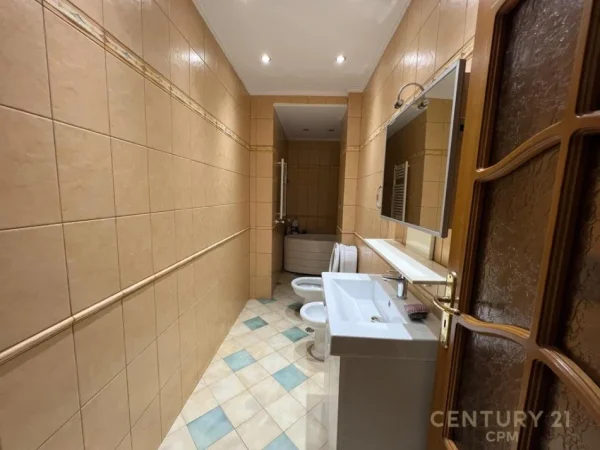 Tirane, jepet me qera zyre Kati 2, 106 m² 800 € (Sheshi wilson)