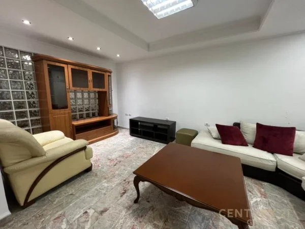 Tirane, jepet me qera zyre Kati 2, 106 m² 800 € (Sheshi wilson)