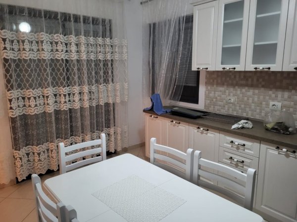 Tirane, jepet me qera Vile 3+1+Aneks+Ballkon Kati 2, 220 m² 610 € (Rruga Sefer Shima)