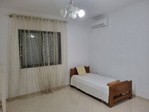 Tirane, jepet me qera Vile 3+1+Aneks+Ballkon Kati 2, 220 m² 610 € (Rruga Sefer Shima)