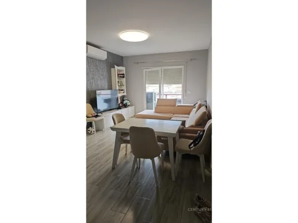 Tirane, jepet me qera apartament 2+1 Kati 3, 90 m² 640 € 