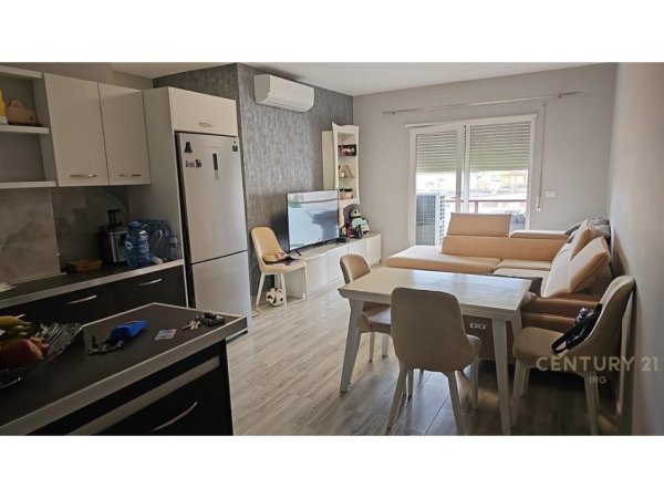 Tirane, jepet me qera apartament 2+1 Kati 3, 90 m² 640 € 