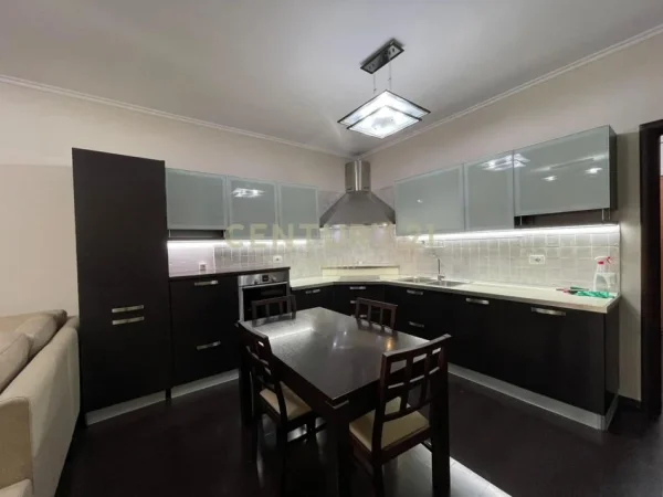 Tirane, jepet me qera apartament 2+1+Ballkon Kati 2, 112 m² 650 € (Kopshti Zologjik)