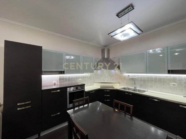Tirane, jepet me qera apartament 2+1+Ballkon Kati 2, 112 m² 650 € (Kopshti Zologjik)