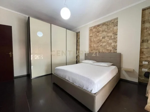 Tirane, jepet me qera apartament 2+1+Ballkon Kati 2, 112 m² 650 € (Kopshti Zologjik)