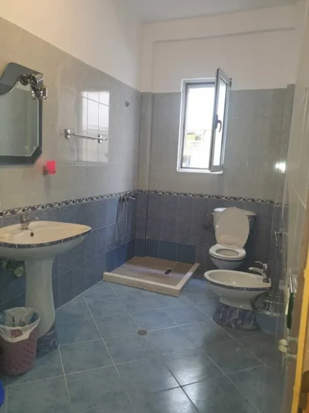 Tirane, jepet me qera apartament 3+1 Kati 3, 116 m² 670 € (Rruga Frank Bardhi)