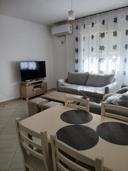 Tirane, jepet me qera apartament 2+1+Ballkon Kati 1, 95 m² 500 € (Rruga Hamdi Sina)