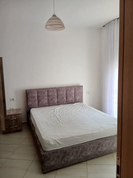 Tirane, jepet me qera apartament 2+1+Ballkon Kati 1, 95 m² 500 € (Rruga Hamdi Sina)