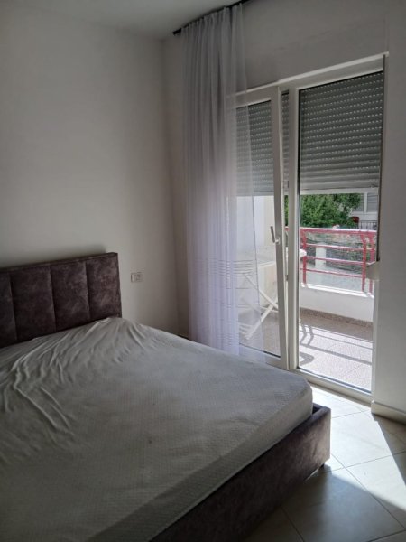 Tirane, jepet me qera apartament 2+1+Ballkon Kati 1, 95 m² 500 € (Rruga Hamdi Sina)