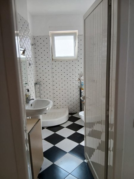 Tirane, jepet me qera apartament 2+1+Ballkon Kati 1, 95 m² 500 € (Rruga Hamdi Sina)