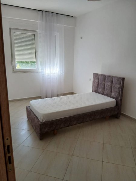Tirane, jepet me qera apartament 2+1+Ballkon Kati 1, 95 m² 500 € (Rruga Hamdi Sina)