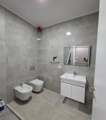 Tirane, jepet me qera apartament 1+1+Ballkon Kati 6, 60 m² 600 € (RRUGA E KAVAJES)