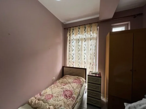 Tirane, jap me qera Vile 5+1 , 210 m² 1.200 € (mihal grameno)