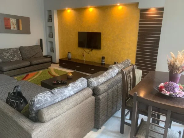 APARTAMENT  2+1+2 ME QIRA ISH EKSPOZITA  650 €