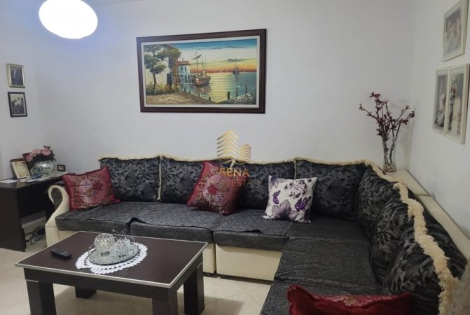 Tirane, jepet me qera apartament 1+1+Ballkon Kati 1, 60 m² 400 € (Rruga Ali Visha)