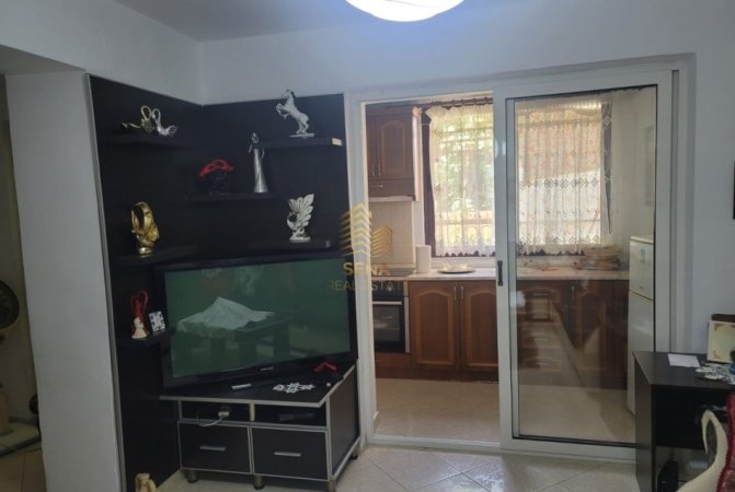 Tirane, jepet me qera apartament 1+1+Ballkon Kati 1, 60 m² 400 € (Rruga Ali Visha)