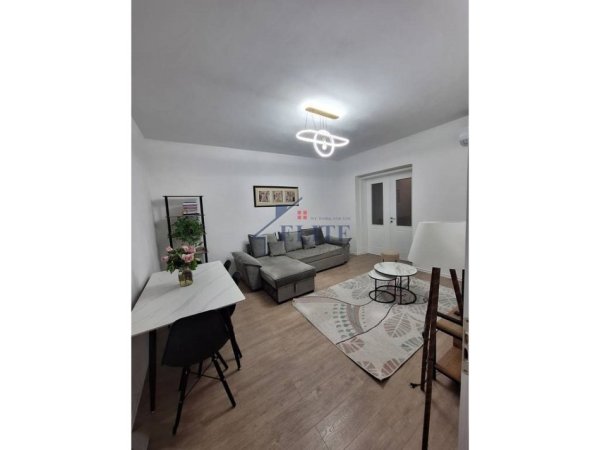 Tirane, jepet me qera apartament 1+1+Ballkon Kati 6, 75 m² 500 € (Rruga e Barrikadave)