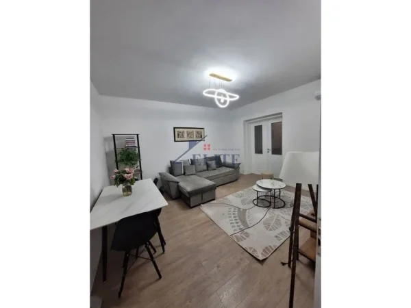 Tirane, jepet me qera apartament 1+1+Ballkon Kati 6, 75 m² 500 € (Rruga e Barrikadave)