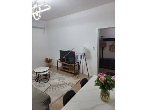 Tirane, jepet me qera apartament 1+1+Ballkon Kati 6, 75 m² 500 € (Rruga e Barrikadave)