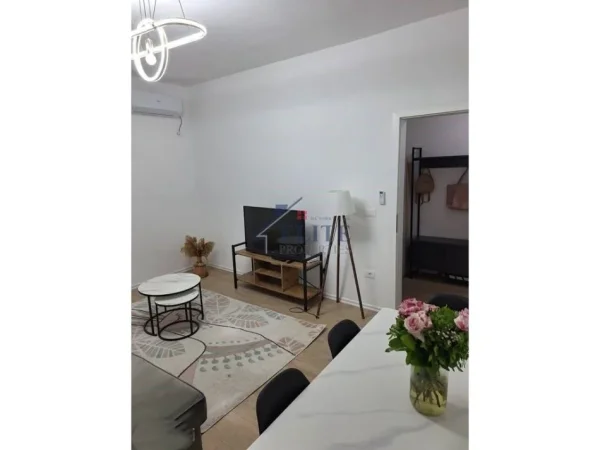 Tirane, jepet me qera apartament 1+1+Ballkon Kati 6, 75 m² 500 € (Rruga e Barrikadave)