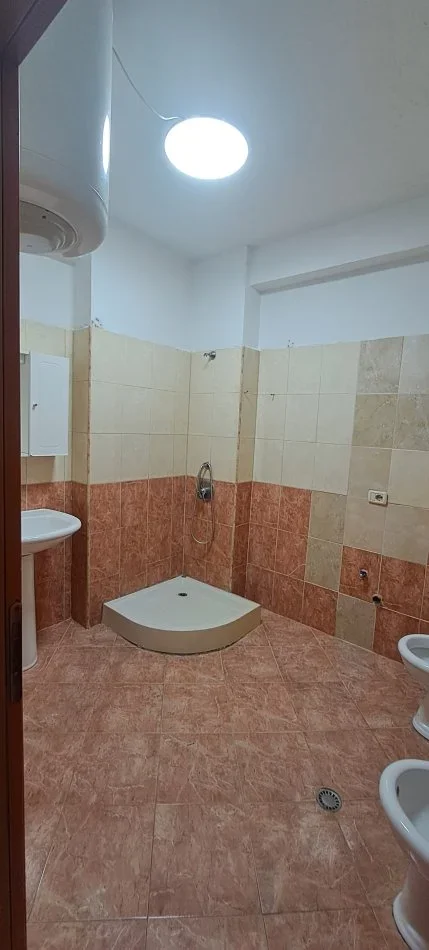 Durres, shitet apartament 1+1+Aneks+Ballkon Kati 3, 78 m² 115.000 € (Pallati i Sportit)