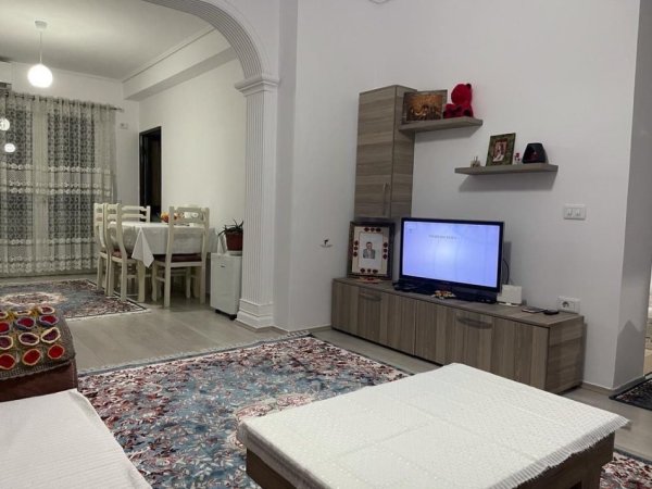 Tirane, jepet me qera apartament 1+1+Ballkon Kati 2, 65 m² 500 € (RRUGA E KAVAJES)