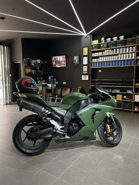 Tirane, shes motor sportiv Kawasaki ZR 10R 1000cc , ulliri 54 km 4.500 €